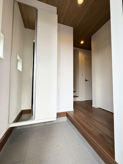 【玄関】 | ふじみ野市駒西1丁目　新築一戸建住宅　全1棟　(ふじみ野店) | お出かけ前には玄関の全身鏡で身だしなみチェックができます！