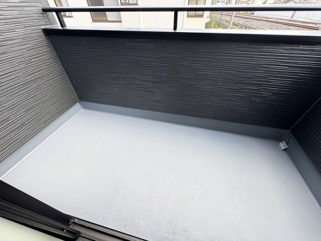 【バルコニー】 | ふじみ野市駒西1丁目　新築一戸建住宅　全1棟　(ふじみ野店) | 【2階バルコニー】
2か所のワイドバルコニーで住まいに開放感を与えます。