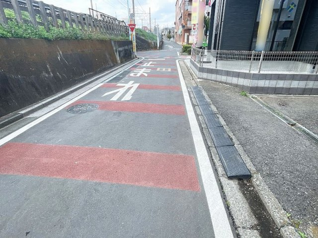 【前面道路含む現地写真】 | ふじみ野市駒西1丁目　新築一戸建住宅　全1棟　(ふじみ野店) | スーパーまで徒歩4分とお買い物が便利な環境です！
周辺環境も併せてご案内いたします。
お気軽にお問い合わせください！