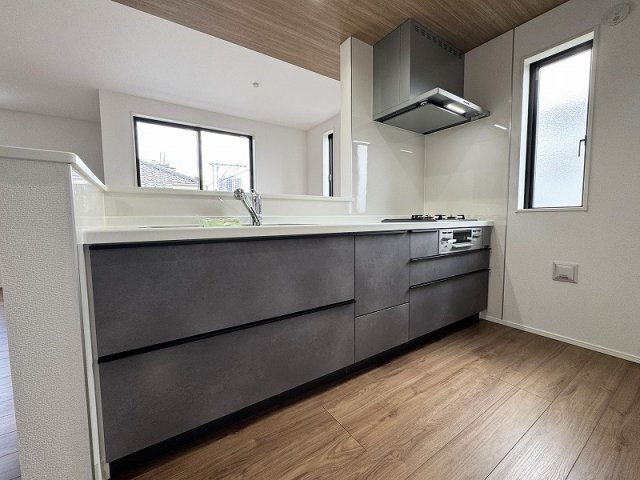 【キッチン】 | ふじみ野市駒西1丁目　新築一戸建住宅　全1棟　(ふじみ野店) | 窓のあるキッチンでお料理後の喚起がしやすくなります。