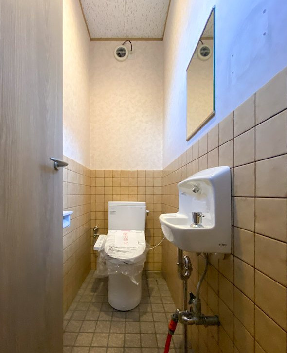 大津市松原町の店舗事務所のトイレ