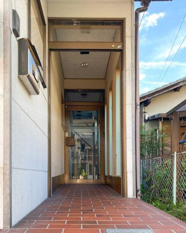 大津市松原町の店舗事務所の玄関