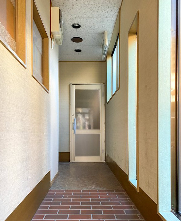 大津市松原町の店舗事務所の玄関