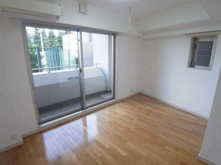 プラウドフラット三軒茶屋　南西角部屋　三軒茶屋エリア　オートロックの居間・リビング