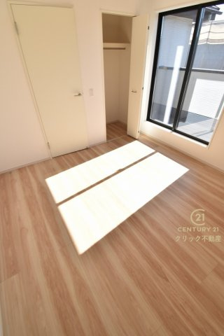 ケイアイフィット　日立市東金沢町　9期 　1の洋室|折戸を開くと壁面クローゼット。衣類が横一列に並ぶためひと目で洋服が選びやすい！衣類をたくさんお持ちの方もスッキリ片付きます♪