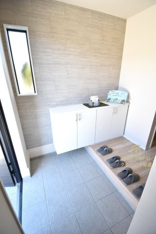 ケイアイフィット　日立市東金沢町　9期 　1の玄関|たっぷり入る玄関収納です！扉の中は可動棚ですので、用途に合わせて高さを自由に変えることができます。窓があるので湿気がこもりにくく明るいのも嬉しいです。