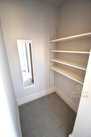 ケイアイフィット　日立市東金沢町　9期 　1の玄関|ミニトランクとして使えるスペースです。雨具、防災用品、アウトドア用品等を置くのもいいですね。オープンタイプの可動棚は置きたい物に合わせて自由な使い方ができます。