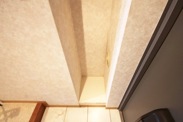 アッシュ宝塚（女性専用マンション）の玄関|収納もある玄関です