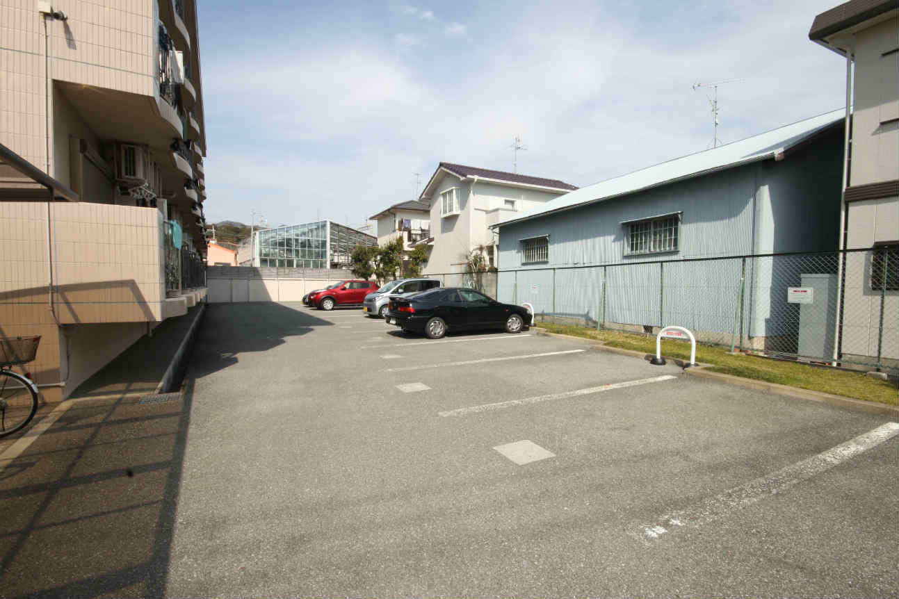 アッシュ宝塚（女性専用マンション）の駐車場|駐車場があるので、車を買う予定の方も安心です