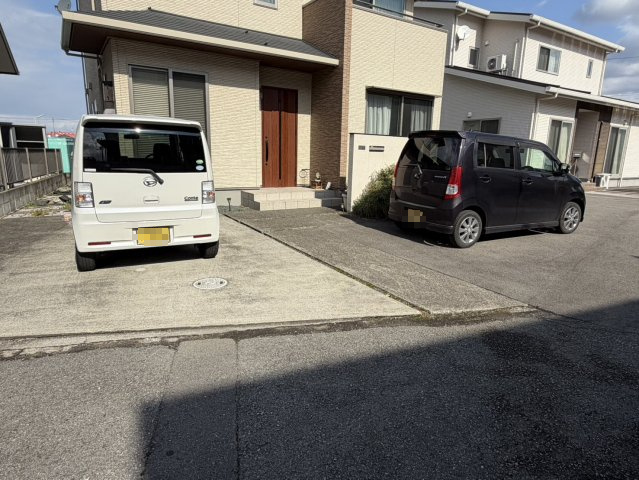 西条市大町396-3　中古住宅の駐車場