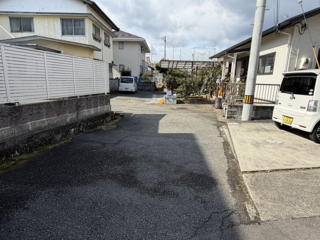 西条市大町396-3　中古住宅の前面道路含む現地写真