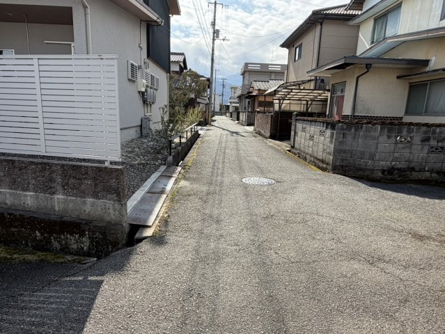 西条市大町396-3　中古住宅の前面道路含む現地写真