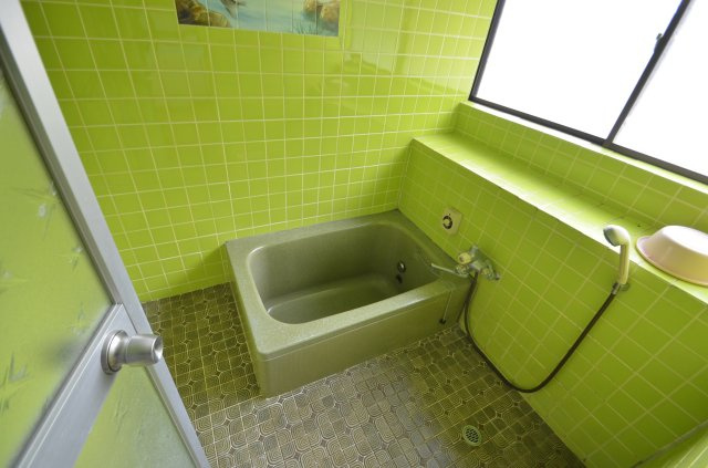 中古住宅（門司区黒川西）の浴室|明るいお風呂です。