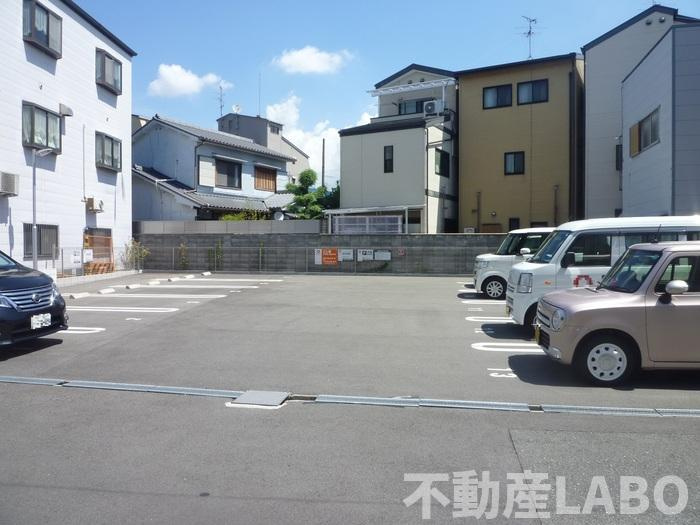 カーサ ポポラーレの駐車場