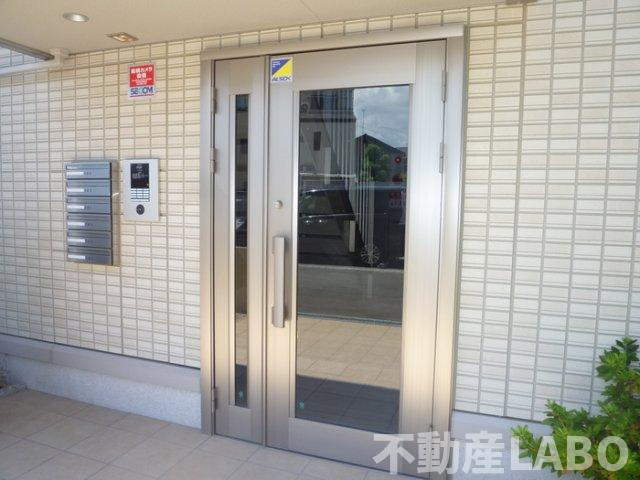 カーサ ポポラーレのエントランス