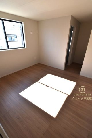 ケイアイフィット　日立市東金沢町　9期 　2の洋室|写真奥に見える空間はウォークインクローゼットとフリースペースです。大容量の収納スペース付きなので、お部屋を広くお使いいただけます。