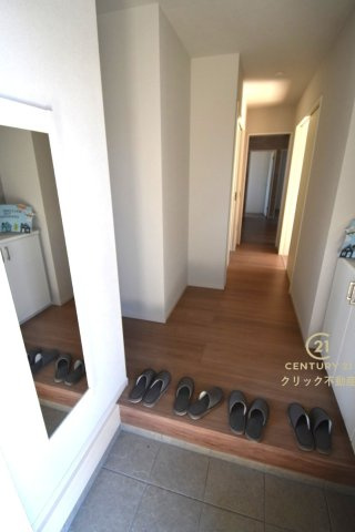 ケイアイフィット　日立市東金沢町　9期 　2の玄関|たっぷり入る玄関収納、お出かけ前の身だしなみを確認できる鏡を設置しております。玄関ドアにも断熱材が充填されており、冬の寒さが軽減されます。