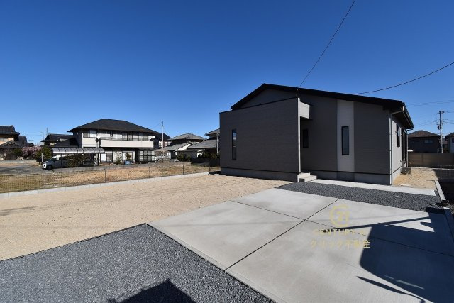ケイアイフィット　日立市東金沢町　9期 　2の駐車場|並列駐車可能なカースペースを確保。毎日のお車の出し入れがストレスなく行えます！
内覧可能です。ご予約はHPから、またお電話でも、お気軽にどうぞ。