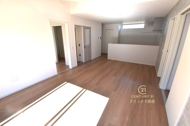 ケイアイフィット　日立市東金沢町　9期 　2の居間・リビング|おしゃれな家具やカーテンもより映える明るいリビングです。ソファーを置いてもまだまだ余裕の広さ♪ お好みのインテリアで至福の時間をお楽しみください！