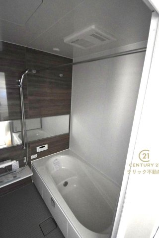 ケイアイフィット　日立市東金沢町　9期 　2の浴室|浴槽への出入りが安全な低床タイプのユニットバスです。洗い場は滑りにくい速乾床ですので、お子様やご高齢の方にも安心です。自動お湯張りに追焚機能付きのオートバスです。