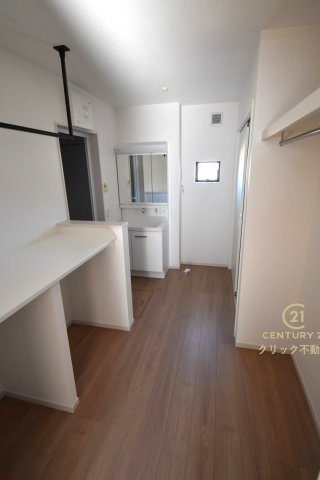 ケイアイフィット　日立市東金沢町　9期 　2の脱衣所|ホスクリーン設置、室内干しに便利です。2WAY出入り口なので動線がコンパクトなのも嬉しいポイントです。
