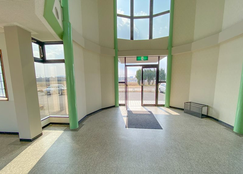 近江八幡市西庄町の店舗事務所のエントランス