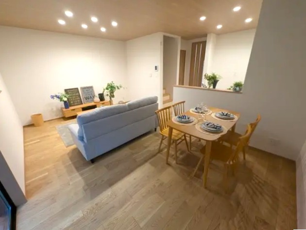 中野区上鷺宮2丁目　堂々完成　ZEH水準の快適邸宅　限定1棟の居間・リビング