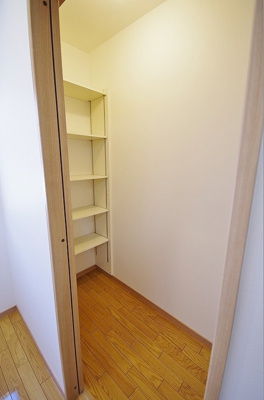 【収納】 | ラフィリア | リビングダイニングキッチンにあるパントリーです！食品・日用品の保存に便利ですよね☆調味料などの買い置きにもぴったり♪収納したい物のサイズに合わせて棚板を動かせます☆