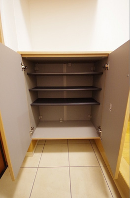 【玄関】 | ラフィリア | 玄関には上下タイプのシューズボックス付き！間のスペースは飾り棚や小物置き場として活用できます♪お客様もスムーズにお出迎えできますね♪