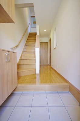 【玄関】 | ラフィリア | 玄関から室内への景観です！廊下を進んだ先に洋室7.5帖のお部屋があります♪階段を上るとリビングダイニングキッチンがあります♪