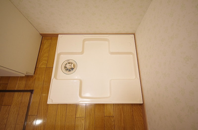 【設備】 | ラフィリア | 洗面所内、洗髪洗面化粧台横にある室内洗濯機置き場です♪防水パンが付いているので万が一の漏水にも安心です！