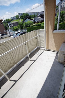 【バルコニー】 | ラフィリア | 1階・洋室7.5帖のお部屋から繋がるテラスは南東向きなので、晴れた日のお洗濯物は朝からよく乾きそう☆お洗濯物を干したり、気分転換をするにもおすすめです☆