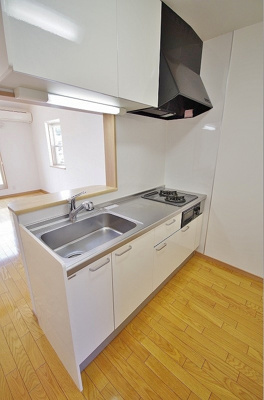 【キッチン】 | ラフィリア | 2階・白を基調としたシステムキッチンです！窓があるので換気もOK♪場所を取るお鍋やお皿もたっぷり収納できてお料理がはかどります！