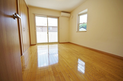 【洋室】 | ラフィリア | 1階・南東向き洋室7.5帖☆テラスに繋がる二面採光のお部屋です！出窓には小物を置いたりして楽しめます☆こちらのお部屋にもエアコンがついています☆