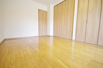 【寝室】 | ラフィリア | 1階・南東向き洋室7.5帖☆クローゼットが2つあります♪お洋服の多い方もお部屋が片付いて快適に過ごせますね♪