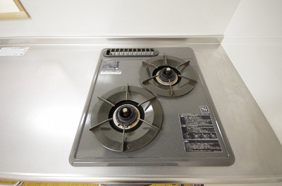 【キッチン】 | ラフィリア | グリル付き2口ガスコンロのシステムキッチンです☆グリルがあるとお料理の幅が広がりますね♪自炊生活で楽しく健康に！