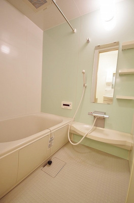 【浴室】 | ラフィリア | 追い焚き機能・浴室暖房乾燥機付きバスルーム♪雨の日のお洗濯にも便利な物干しバー完備です！ゆったりバスタイムでリラックス☆