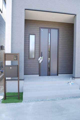 鳥栖市今泉町　１号棟　一建設株式会社の玄関