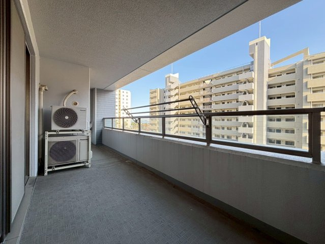 南東向きのバルコニー。10m超のワイドスパン。