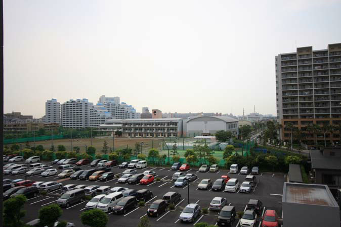 平面駐車場を全住戸分確保。