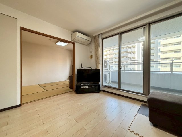 約17帖のLDK。床暖房が設置されています。平成27年6月にフローリング張替、クロス張替しています。