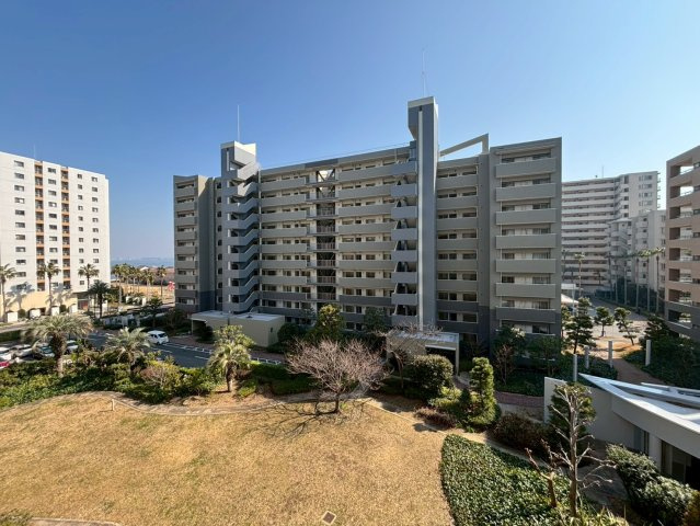 バルコニーから少し左寄りの眺望。陽当たり良好です。奥に海を望めます。