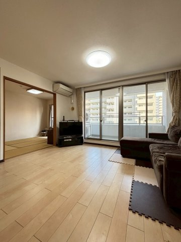 約17帖のLDK。床暖房が設置されています。平成27年6月にフローリング張替、クロス張替しています。