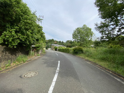 伊豆の国市　富士見ニュータウンの前面道路含む現地写真