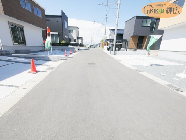 加古郡稲美町中村１期（全3棟）2号棟の前面道路含む現地写真
