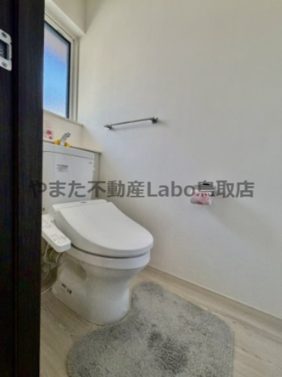 鳥取市湖山町西２丁目中古一戸建てのトイレ|２階トイレ