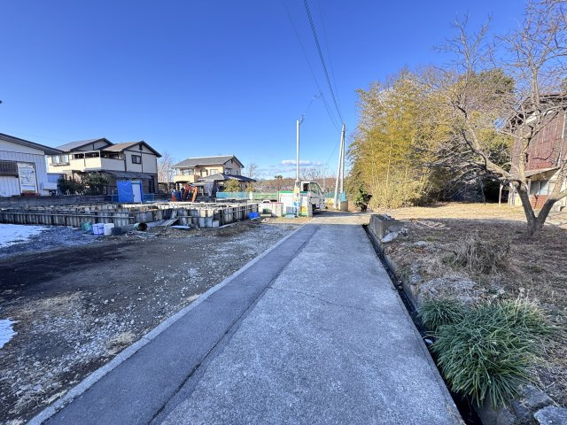 新築　高崎市吉井町塩川　2号棟の前面道路含む現地写真|　道路幅員約4.0ｍ　土地面積65.76坪