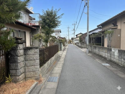 【前面道路含む現地写真】 | 土地　玉島柏島　全1区画　70.18坪 | 前面道路は南東側、幅員約4ｍの公道です。