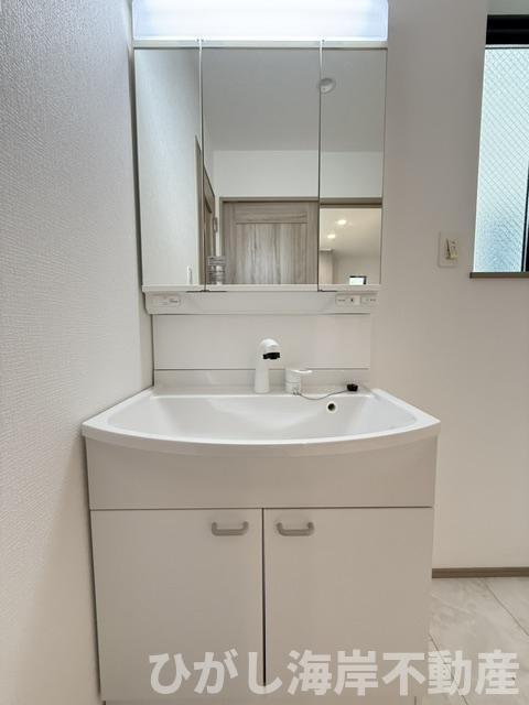 藤沢市大庭　新築戸建　全３棟の独立洗面台|三面鏡化粧台