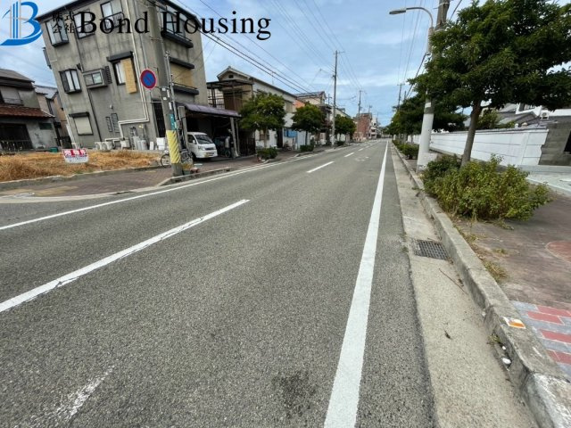 ファミリー向け4LDK　日富美町1期　全7区画　1号棟の前面道路含む現地写真